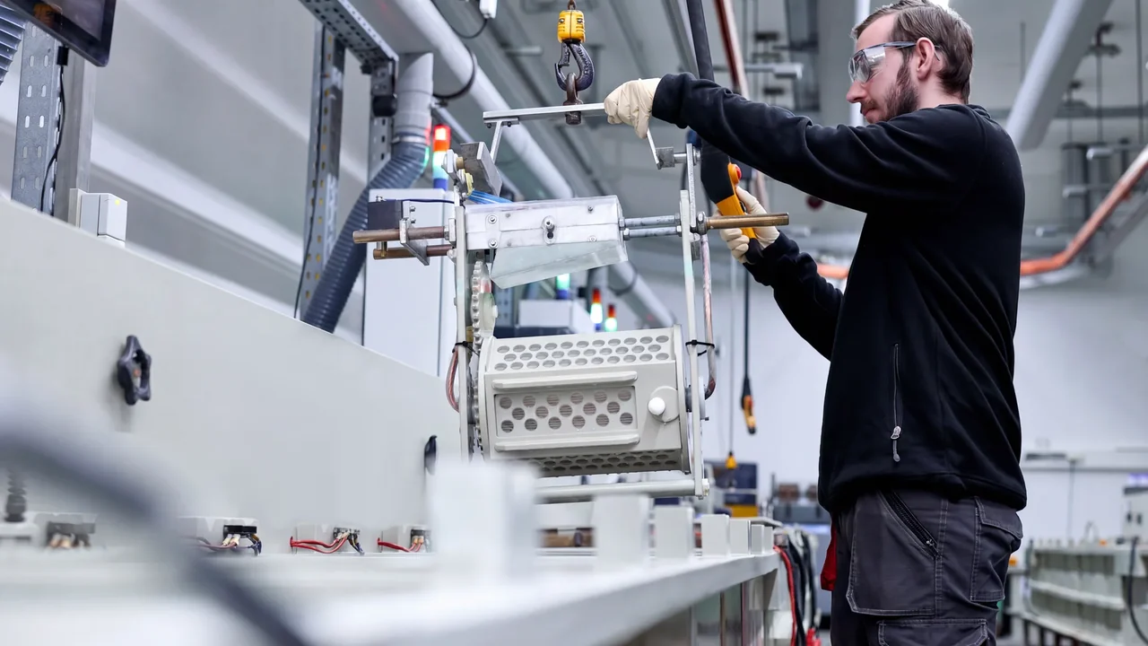 Einbringen von Kleinteilen in die Trommelgalvanik-Anlage der C. Jentner GmbH in Pforzheim