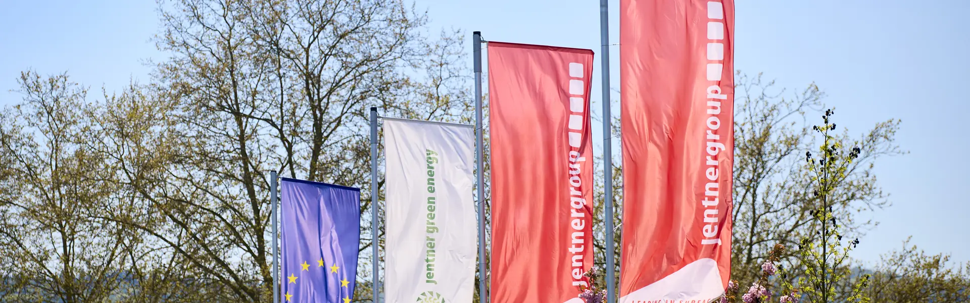 Fahnenmasten mit JentnerGroup-Fahnen am Firmensitz in Pforzheim