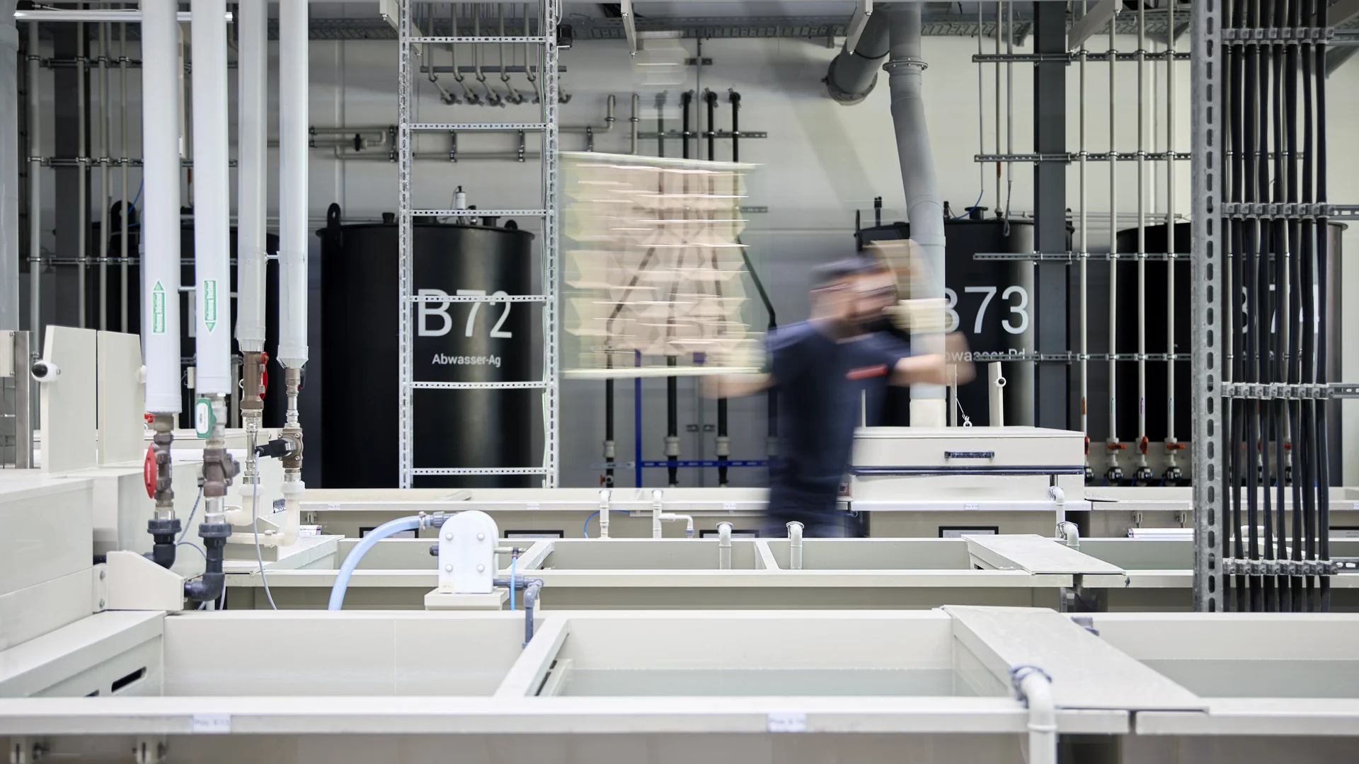 Mitarbeiter in der Galvanikproduktion der C. Jentner GmbH, Pforzheim