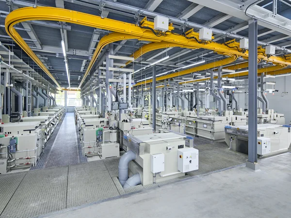 Gestellgalvanik-Anlage der C. Jentner GmbH in der Produktion