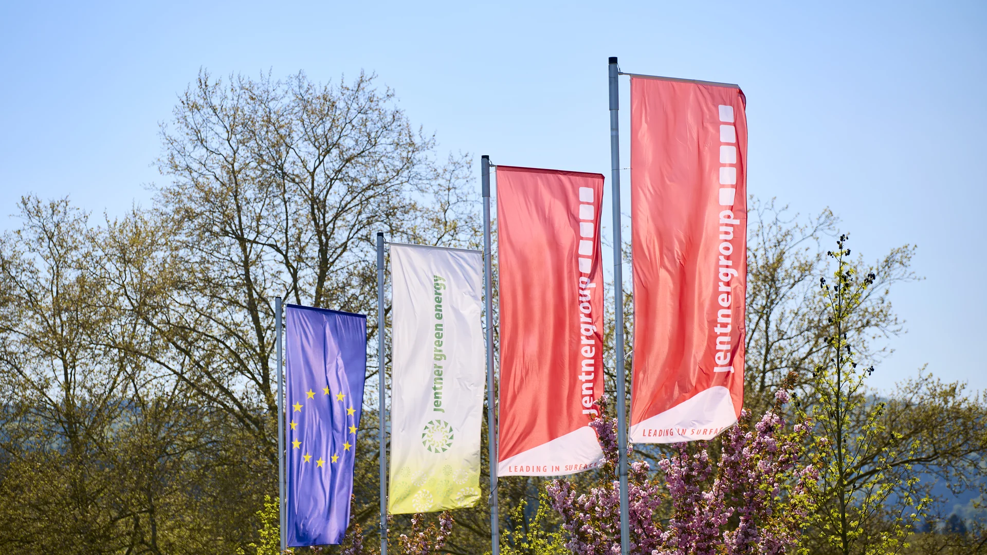 Fahnenmasten der C. Jentner GmbH mit EU-Flagge, Jentner-Green-Energy- und JentnerGroup-Fahnen