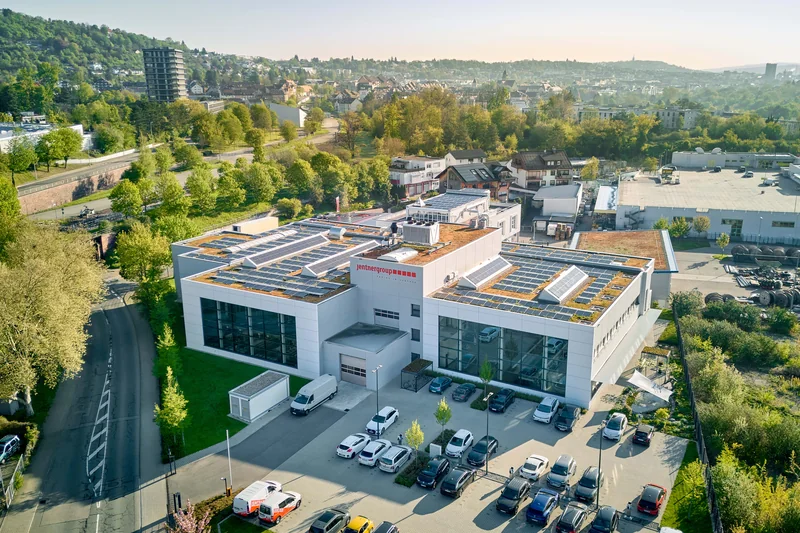 Luftaufnahme des Firmengebäudes der JentnerGroup mit Photovoltaikanlagen und Parkplatz in Pforzheim