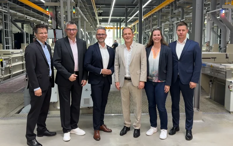Oberbürgermeister Peter Boch mit Vertretern der Wirtschaftsförderung Pforzheim in der Galvanik der C. Jentner GmbH